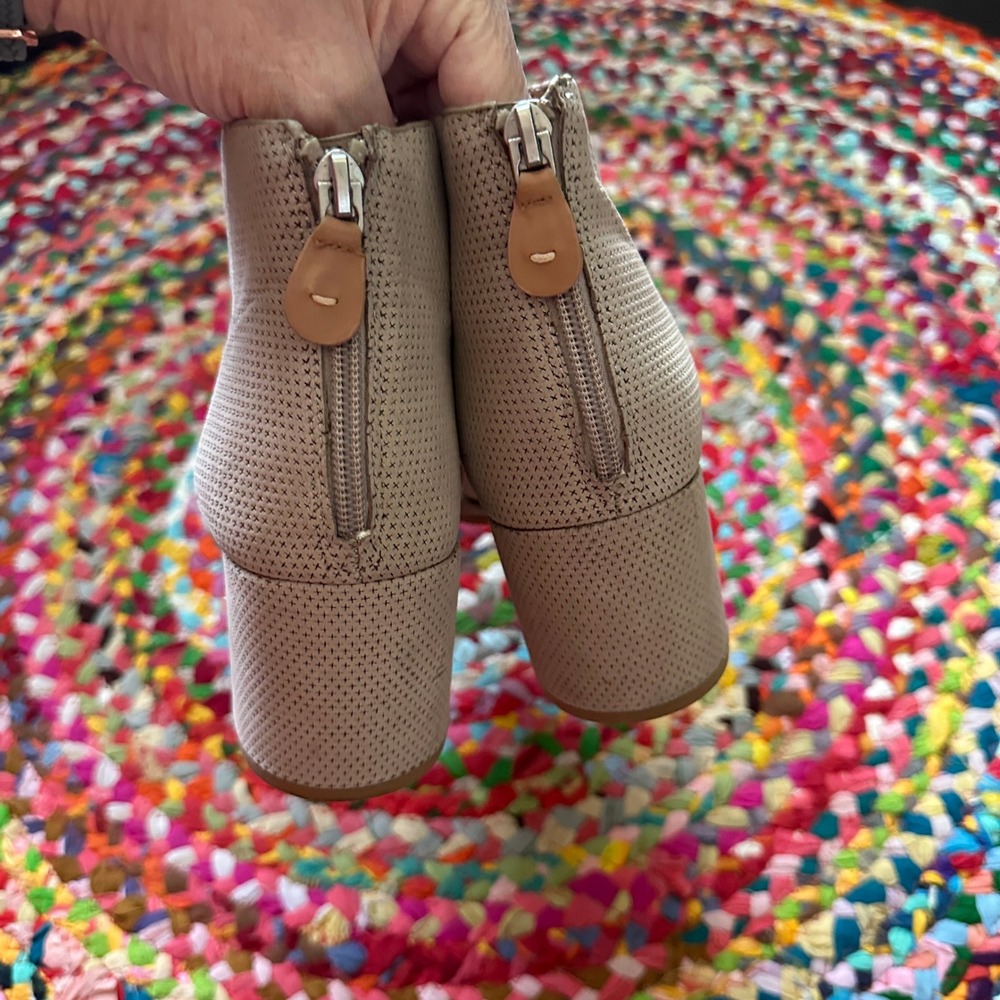 Gentle Souls Kenneth Cole Sandal Heels Size 9M Beige Leather Charlene 2 - Picture 3 of 13